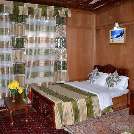 Montreal Group Of Houseboats Hotel Srinagar  Exterior photo